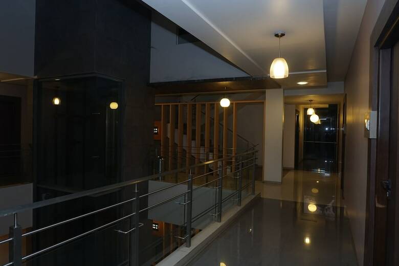Capital O 28762 Skylark Business Hotel