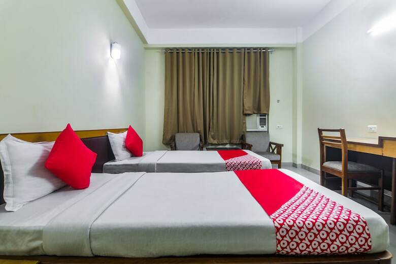 Oyo 26683 Earl Grey Hotel