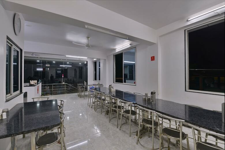 Oyo 29051 Hotel Solitaire & Restaurant