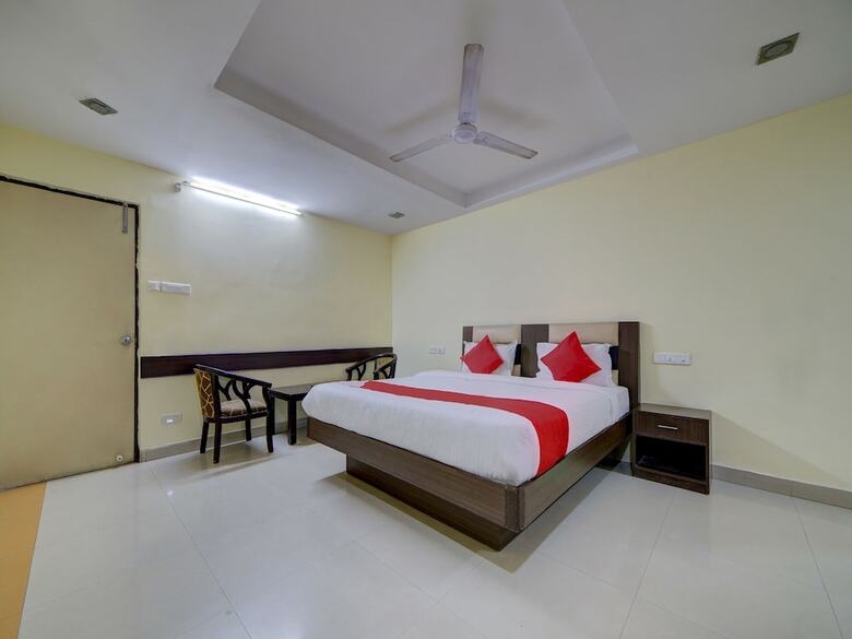 Hotel Oyo 28033 Pradha Grand