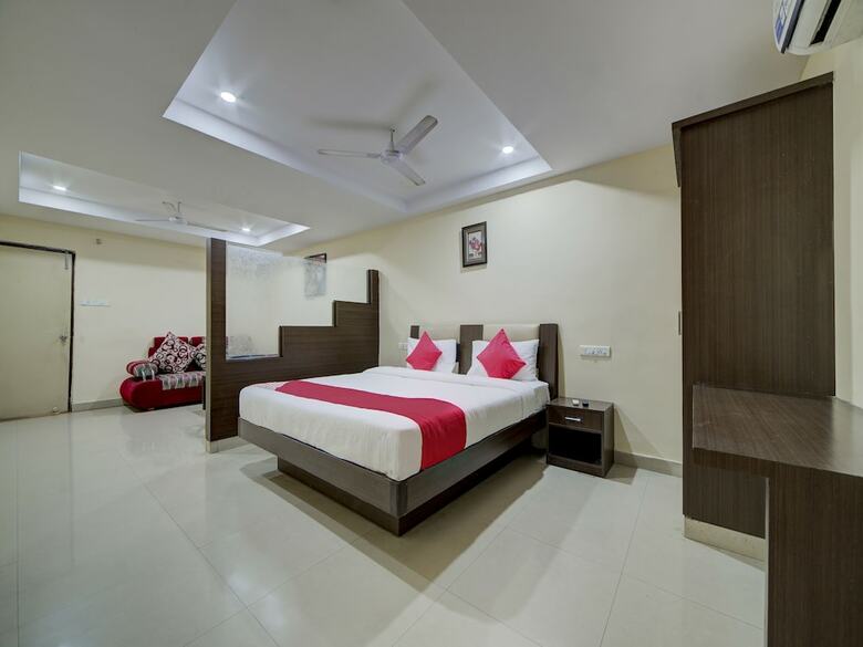 Hotel Oyo 28033 Pradha Grand