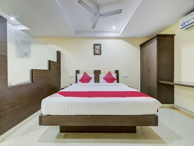Hotel Oyo 28033 Pradha Grand