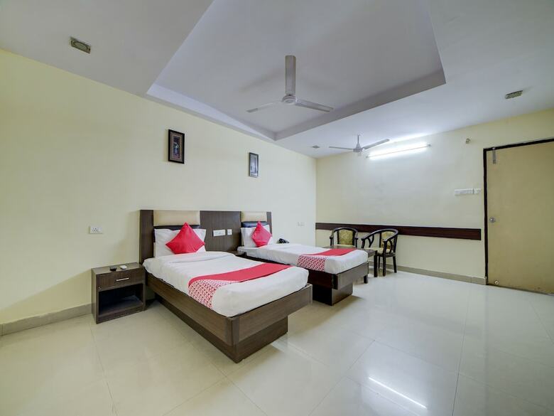 Hotel Oyo 28033 Pradha Grand
