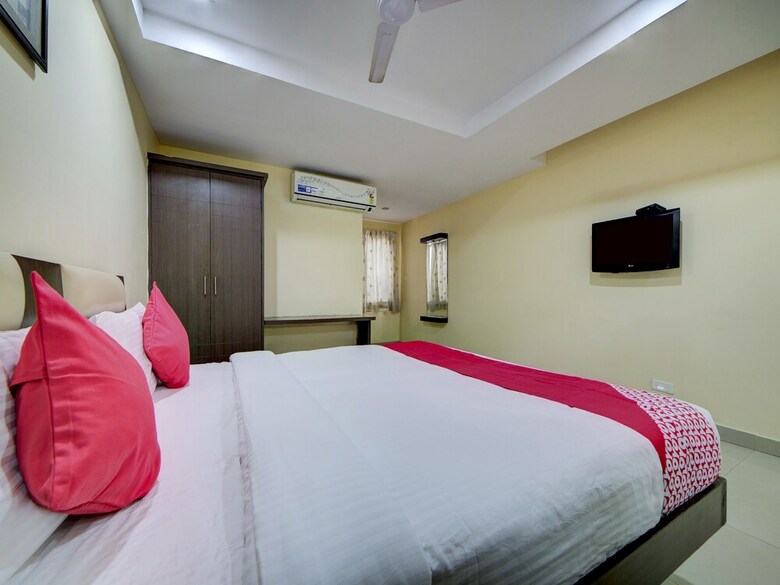 Hotel Oyo 28033 Pradha Grand