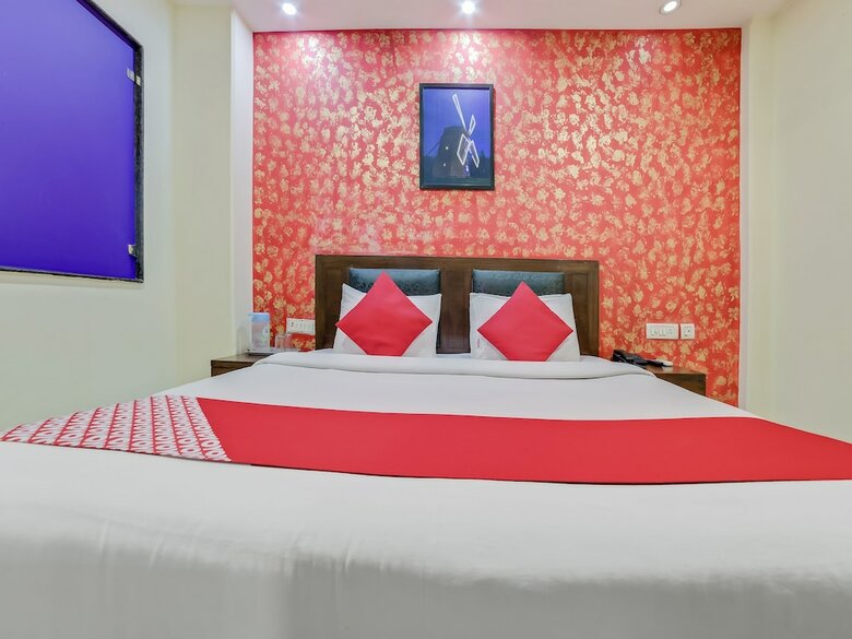 Hotel Oyo 24437 Oxford Deluxe