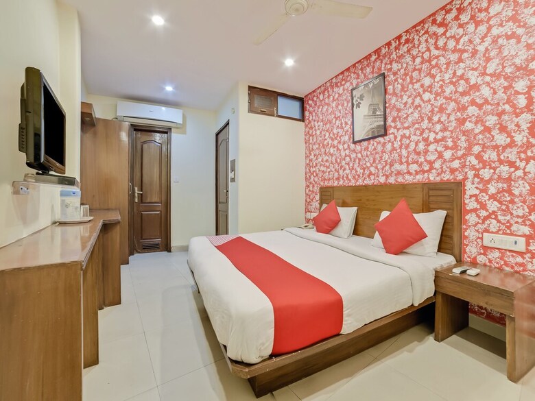 Hotel Oyo 24437 Oxford Deluxe