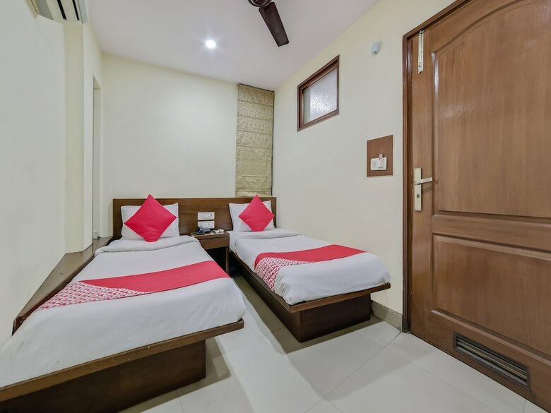Hotel Oyo 24437 Oxford Deluxe