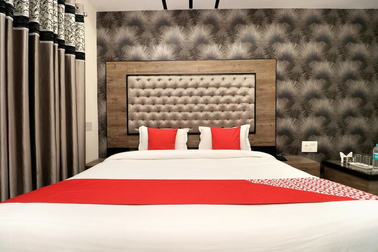 Oyo 27972 Hotel Pakeeza