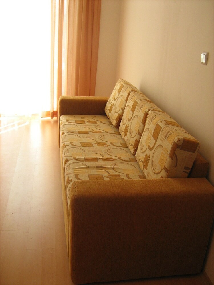 Quiet Family Apartment In Sunny Day