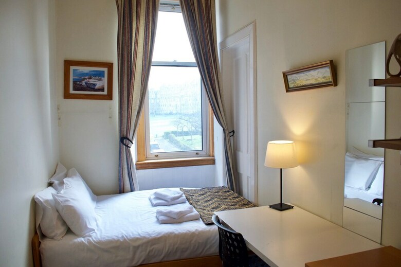 Traditional 3 Bedroom Apartment In Bruntsfield