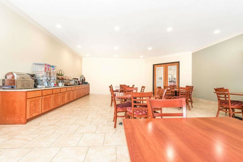 Hotel Ramada By Wyndham College Station