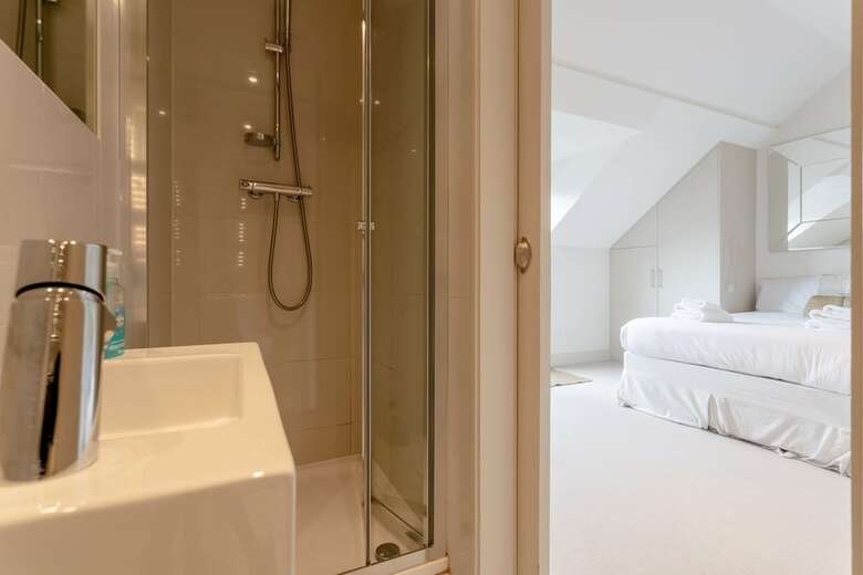 Stylish 3 Bedroom Apartment In Pimlico