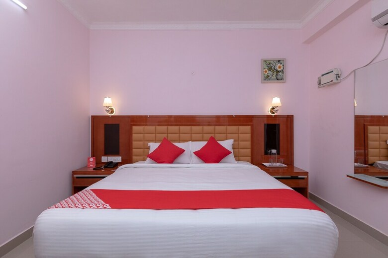Hotel Oyo 17224 Swarnam Residency