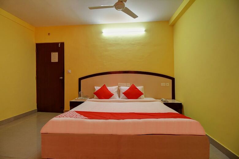 Hotel Oyo 18976 Mascot Inn