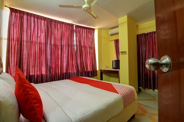 Hotel Oyo 18976 Mascot Inn