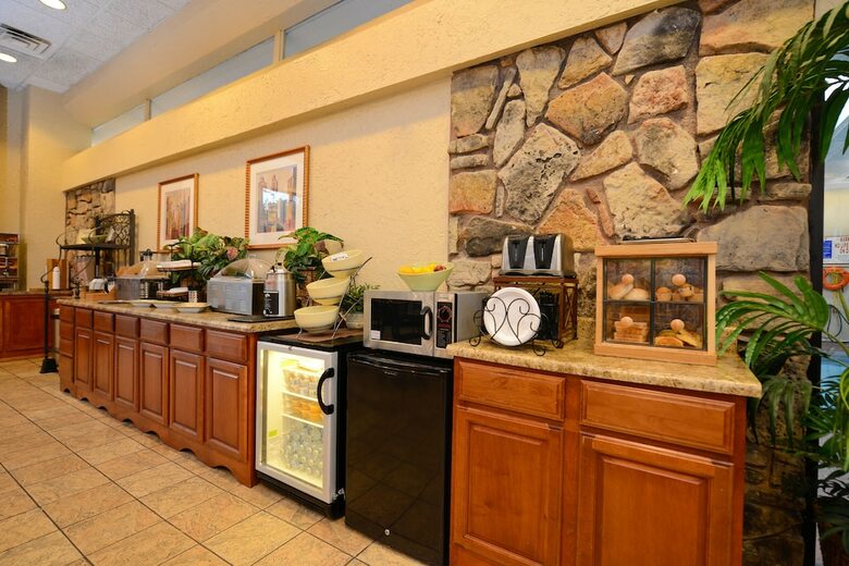 Hotel Best Western Plus Landing View Inn & Suites