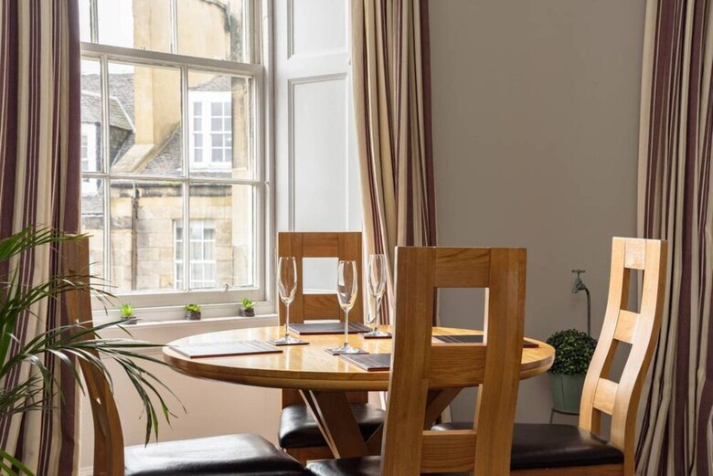 Two Bedroom City Centre Apartment In Edinburgh
