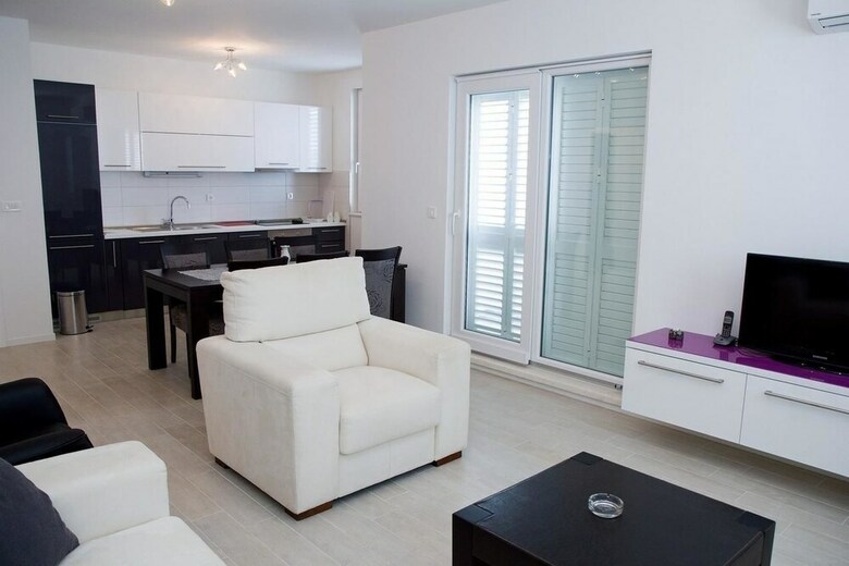 Spacious Beachfront Apartments Tanita
