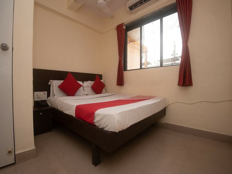 Hotel Oyo 23285 The Diplomat Lodging