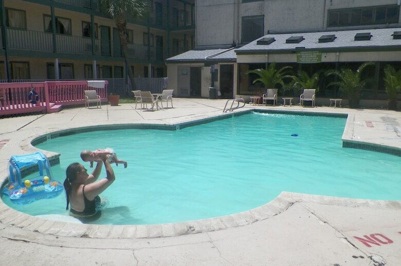 Hotel Amerihome Inn & Suites