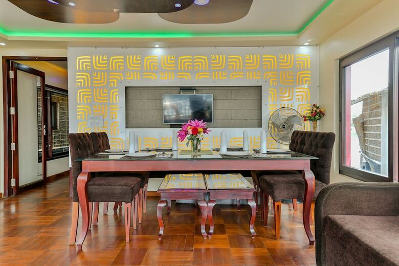 Oyo 23063 Luxury Meghavarsham 5bhk