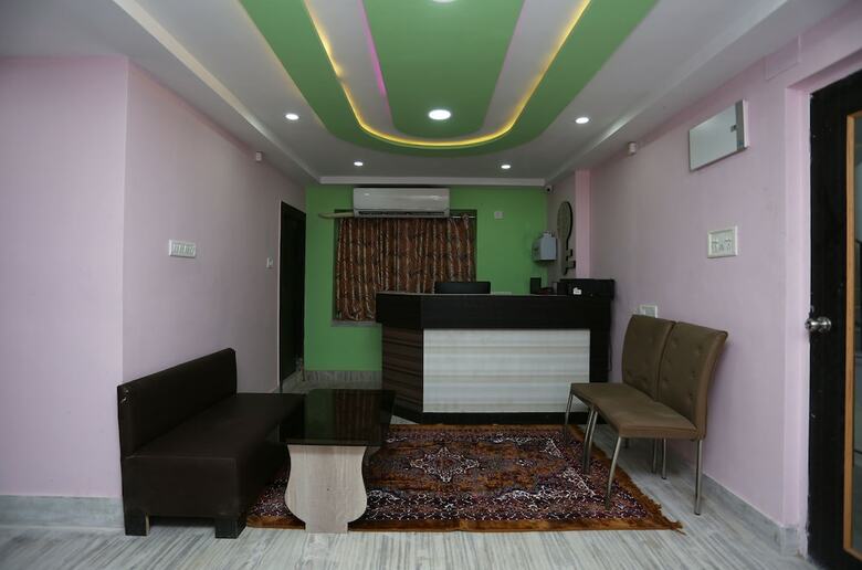 Hotel Oyo 22566 Red Velvet Inn