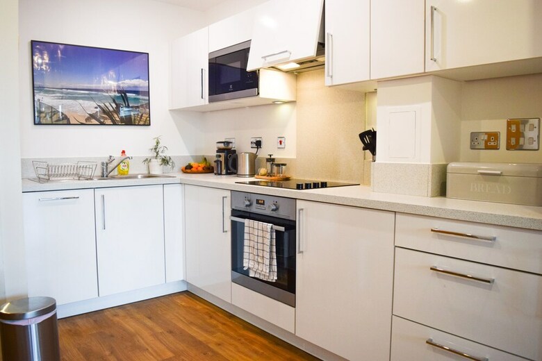 Modern 1 Bedroom House In Pontoon Dock