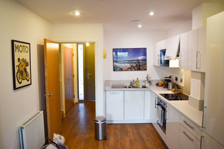 Modern 1 Bedroom House In Pontoon Dock