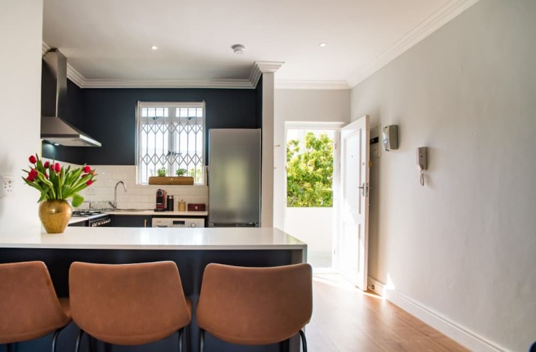 Newly-renovated Top Floor Studio Apartment In Gardens