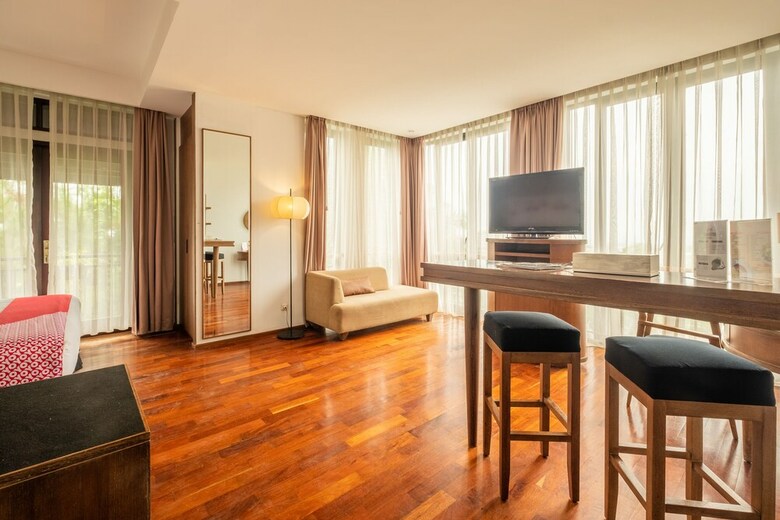 Hotel Capital O 852 The Silk At Dago