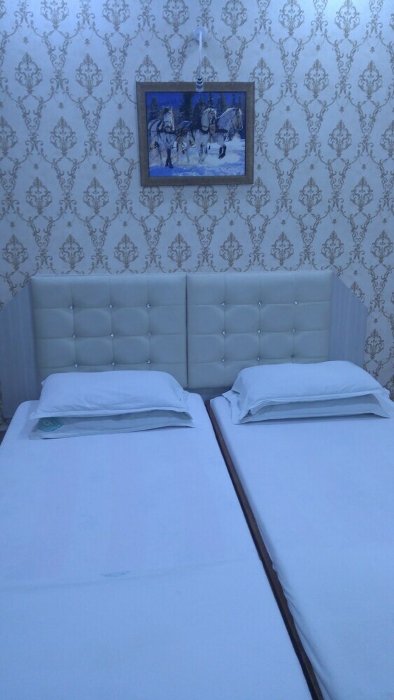 Hotel Iroomz Sapthagiri Balla