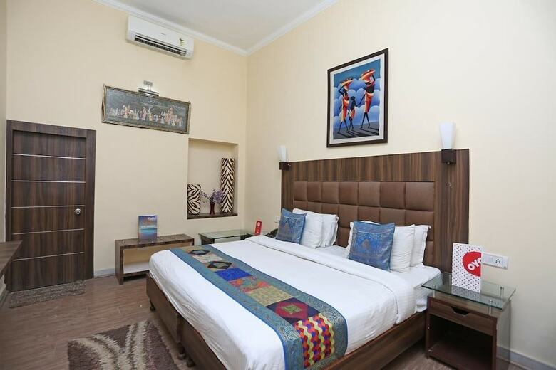 Hotel Crown Courtyard By Naavagat