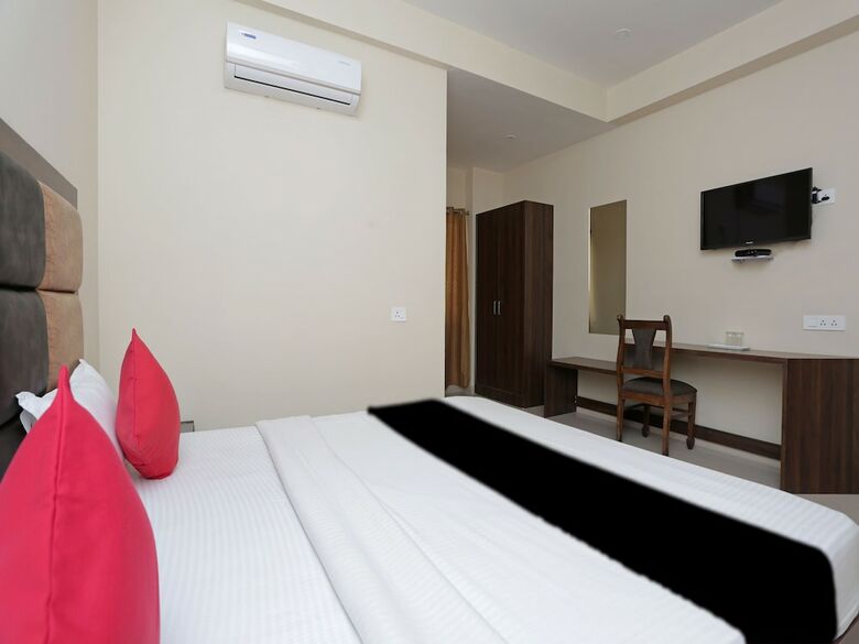 Hotel Capital O 37423 Golden Leaf