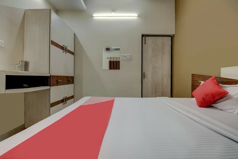 Oyo 19561 Hotel Blue Crystal