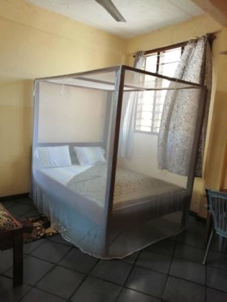 Hotel Diani Travelers Guest House