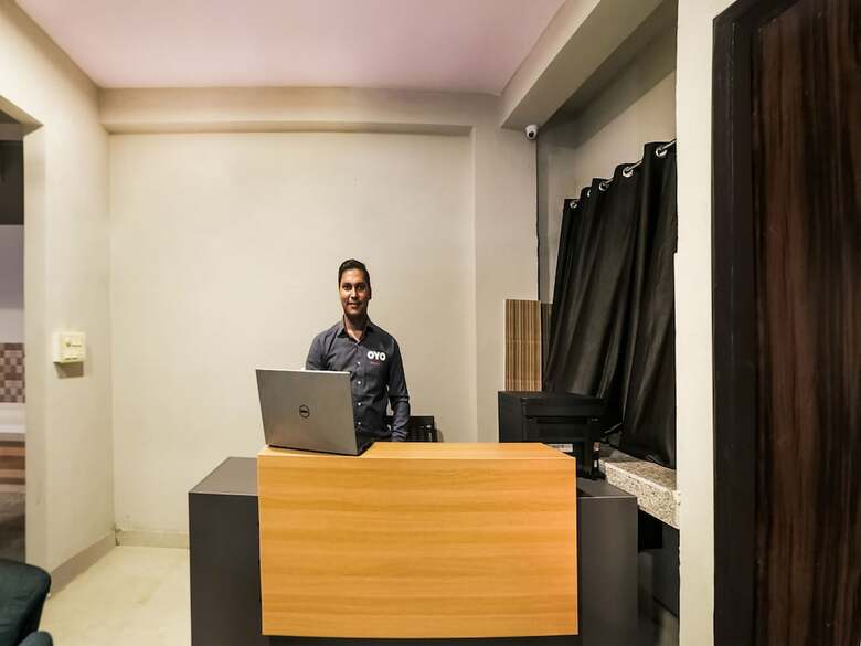 Hotel Oyo Flagship 30196 Noida Sector 5