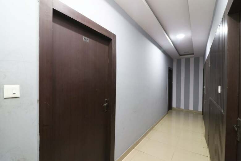 Oyo 29127 Hotel Crown Tower
