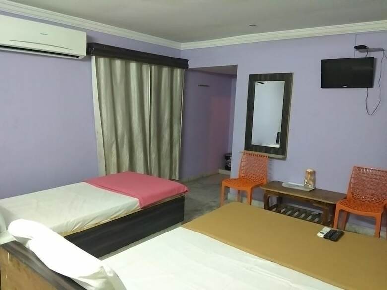 Hotel Iroomz K R Residency