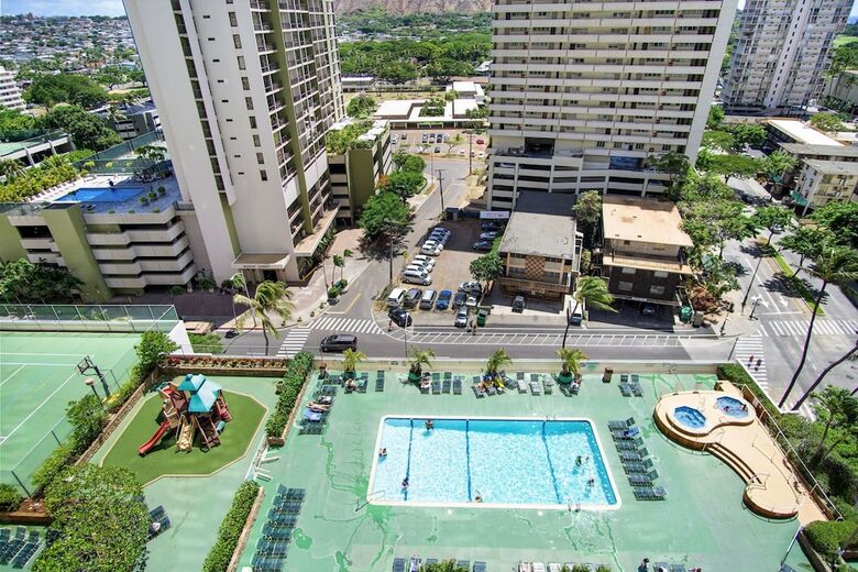 Waikiki Banyan - Pool Deck Level Tower 1 Suite 610