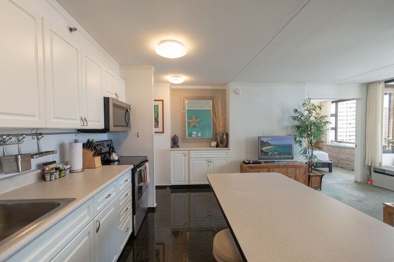 Waikiki Banyan - Partial Ocean View Tower 2 Suite 1204