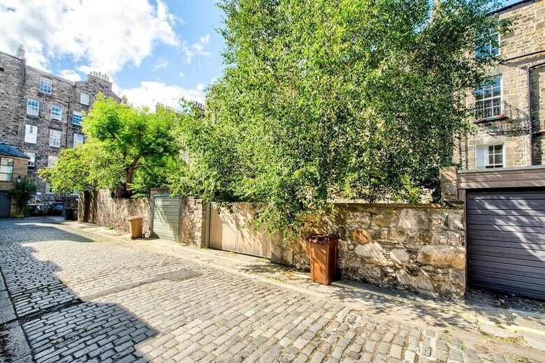 Quiet Mews Apartment In New Town
