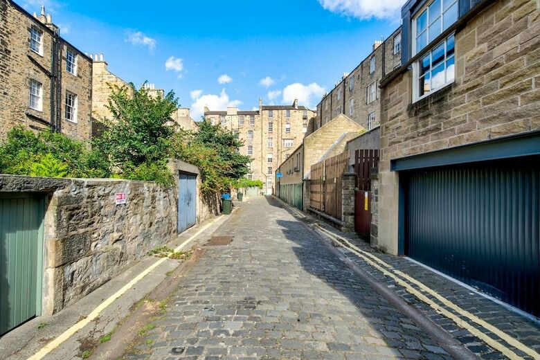 Quiet Mews Apartment In New Town