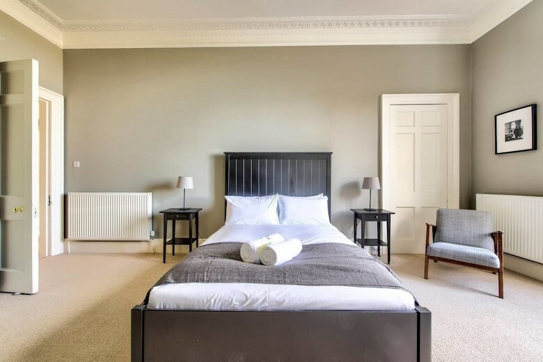 Bright And Spacious 4-bedroom Apart In Stockbridge