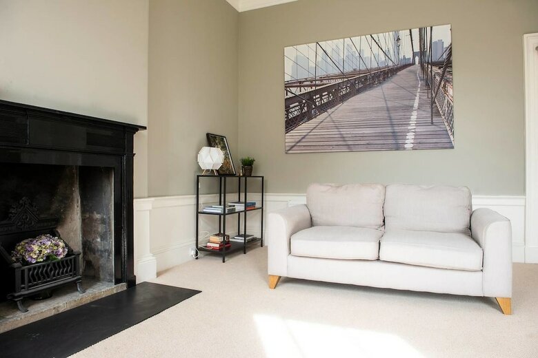 Bright And Spacious 4-bedroom Apart In Stockbridge