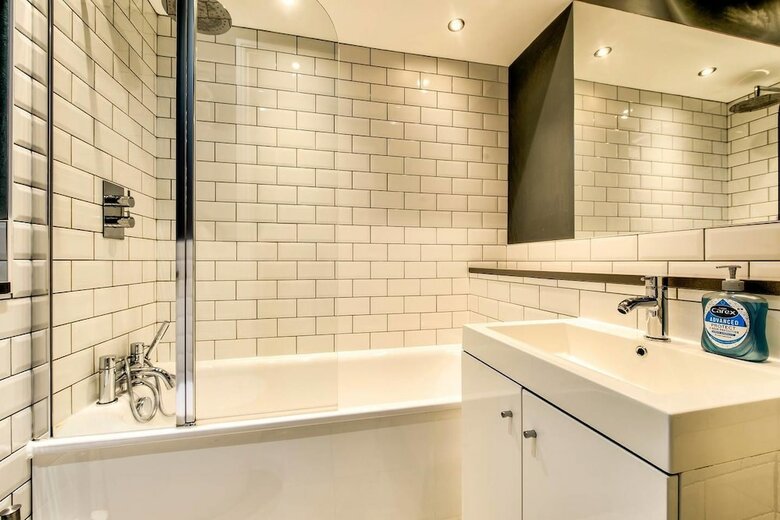 Bright And Spacious 4-bedroom Apart In Stockbridge