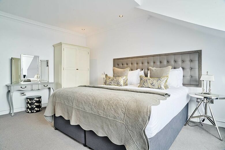 Luxury George Street Apartments: Castle Suite