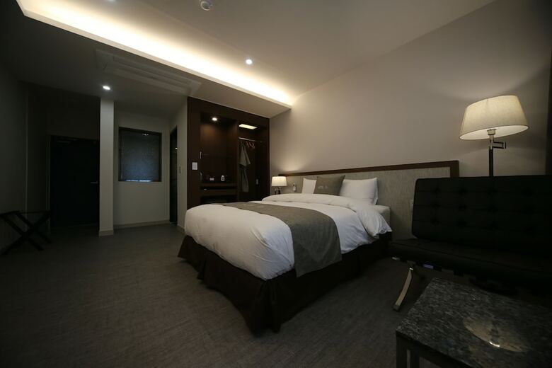Hotel J's