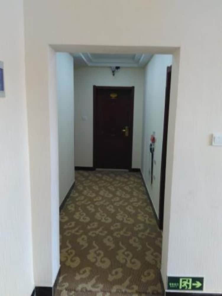 Xianyang Run 8 Business Hotel