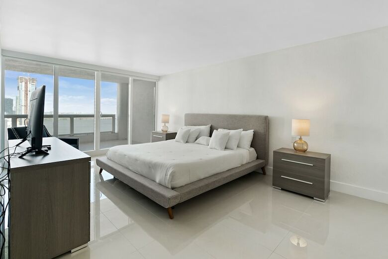 The Grand Condos By Edgewater One Ir