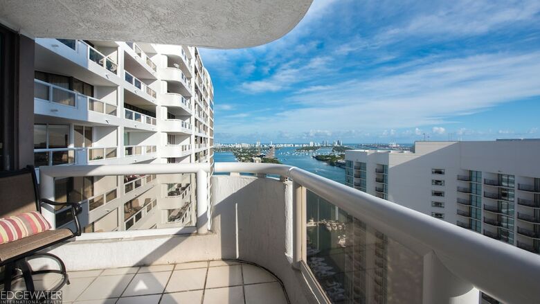 The Grand Condos By Edgewater One Ir